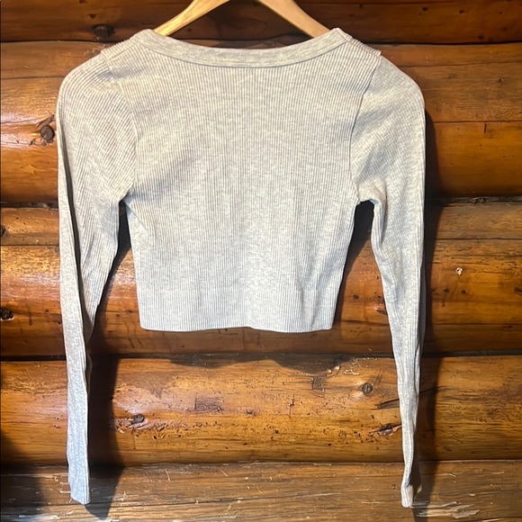 Garage Gray V-Neck Long Sleeve Crop Top - Picture 3 of 3